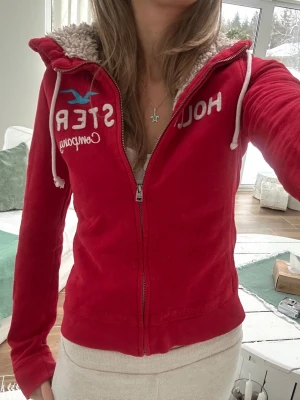 Hollister zip med foder  - En zip från Hollister i storlek S. Jag fraktar inom 24h, frakt med PostNord prioriteras. Se liknande plagg i min profil! 