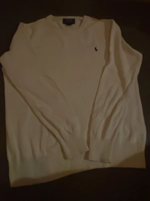 Vit Ralphlauren tröja - Säljer en snygg stilren ralphlauren tröja i storlek 16-14. Jag skulle säga att den passar 160-170 cm långa personer. Har inga övriga defekter som inte finns på bilderna Skriv vid frågor(pris kan diskuteras).