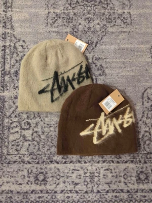 2 Stüssy mössor - Säljer min mössa från Stüssy, skriv vid frågor, priset är förhandlingsbart vid snabbaffär och kan skicka direkt efter köpet, passar både män och kvinnor 😊  Selling my beanie from Stüssy, the price is negotiable during quick deal and I can deliver immediately after the purchase, suits both men and women 😊 