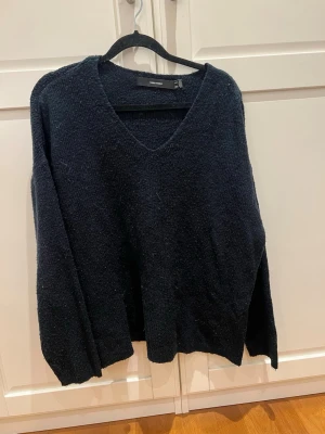 stickad V-ringad tröja  - Skogsgrön v-ringad stickad tröja