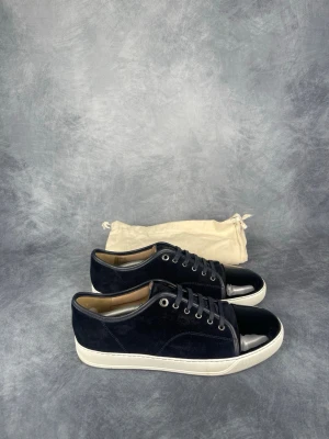 Lanvin DBB1 - Skick: 9,5/10, nästintill nyskick. | Ingår: skor, Dustbags. | Nypris: +- 5200 SEK. | Storleken är UK10.