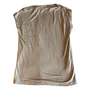 Beige topp/ tröja/ T-shirt - Beige kortärmad topp i unik passform