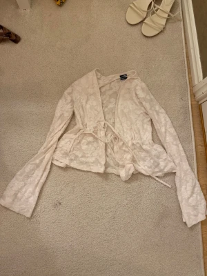 Vit blus från gina  - Jätte fin blommig blus från gina tricot. Ett vitt linne passar perfekt under!