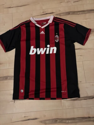 Ac Milan retro - Retro ac Milan i väldigt bra skick 80 cm lång 57 cm bred.
