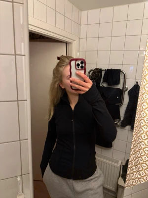 Svart lululemon jacket ”luon” - Svart lululemon define jacket ”luon”. Jättebra skick knappt använd. Stl 8 vilket motsvarar stl 40 men passar stl 38 oxå! Nypris 1380kr