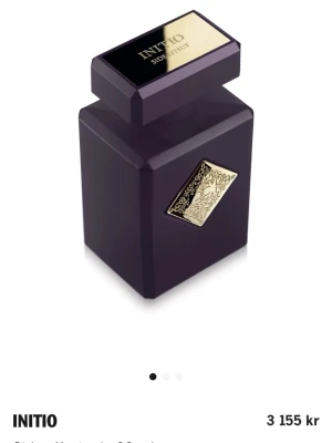 Initio Side Effect parfym - Lyxig parfym från Initio i en mörklila, fyrkantig flaska med guldfärgade detaljer och elegant lock. Flaskan har en exklusiv känsla med en dekorativ guldetikett på framsidan. Perfekt för dig som vill ha en unik och sofistikerad doft. Helt oöppnad, kvitto finns!