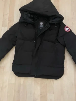  Canada Goose macmillian - Den klassiska canada goose jackan som passar perfekt nu till de kalla vädret. Hör av dig vid frågor. Pris kan diskuteras vid snabbt köp.