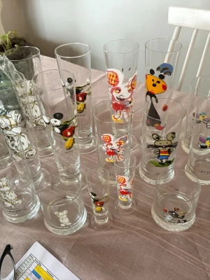 Lasse Åberg glas  - Massa olika Lasse Åberg glas, kom med bud eller hur många 