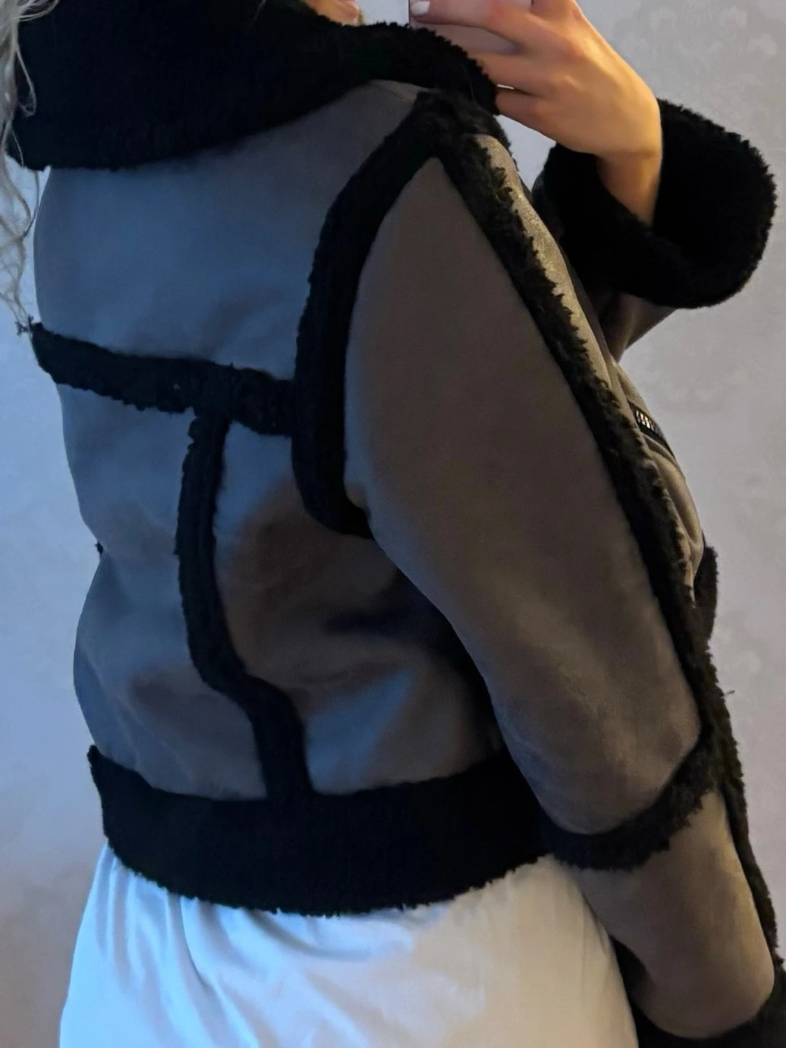 Svart pälsjacka med dragkedja - 1