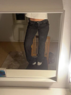 Low waist baggy jeans  - Snygga svarta jeans som är baggy/strahigt. Jag är 160 och de är ganska långa på mig. Dom är aldrig andvända💗