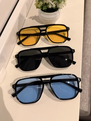 Solglasögon 3 st - Säljer dessa solglasögon som kommer i 3 pack.Helt nya aldrig använda.