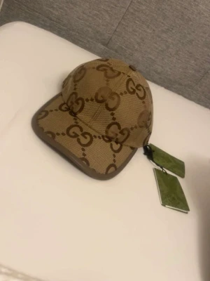 Beige monogram keps  - Helt ny och oanvänd keps med fin färg som passar perfekt till vardagliga outfits 