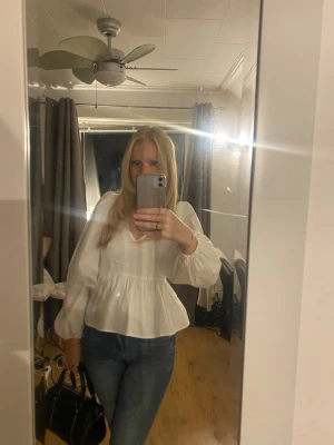 Topp - Superfin topp från NAKD med knytning i ryggen, bara använt nån gång. Bra skick och inga defekter💕skriv för bilder eller frågor💕