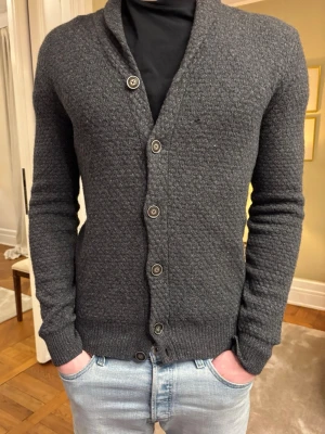 Stickad cardigan från Massimo Dutti - Säljer en lite schystare cardigan från Massimo dutti. Storlek M för män.   Skriv om du vill diskutera pris eller vill ha fler bilder !