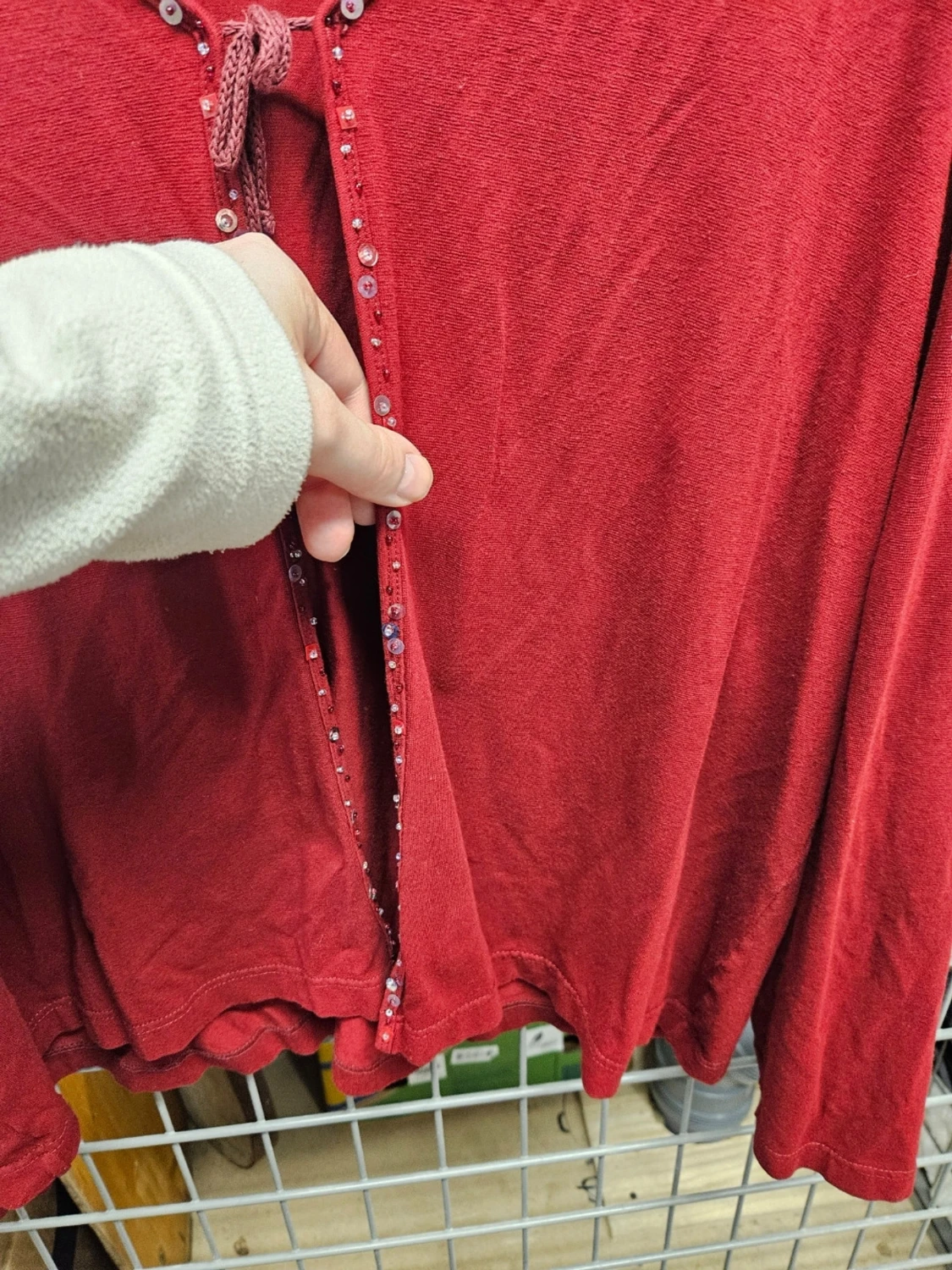Röd kofta med paljettdetaljer och knyt - 2