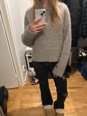 Beige stickad tröja från H&M - Mysig beige stickad tröja från H&M i ull- och alpackablandning. Tröjan har en enkel, rak passform med långa ärmar och rund hals. Perfekt för lager på lager under kyliga dagar. Köpt från Sellpy, bra skick! Inga defekter 💕