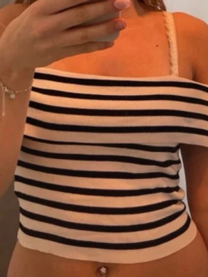 Randig ribbad linnetopp från H&M - Säljer en ribbad linnetopp från H&M i vitt och svart med horisontella ränder. 