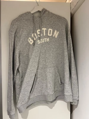 Hoddie  - Grå hoodie knappt använd jätte skön och varm 