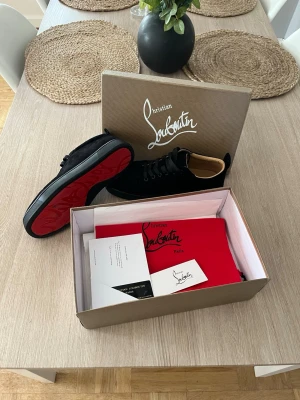 Svarta mockasneakers från Christian Louboutin - Tja säljer ju mina lubs endast använda i ca 1-2 månader men endast vissa tillfällen. Storlek -42- och i väldigt fint skick och man får med allt som vissas på bild🤗skriv vid fråga eller fundering🤌