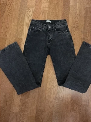 Svarta wide jeans från Gina tricot - Säljer ett par svarta jeans från gina tricot i storlek 34. dom är i midwaist flare modell 