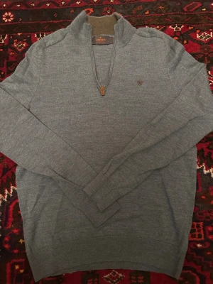 Ljusblå stickad half zip-tröja Morris - Snygg  stickad tröja från Morris med halv zip.  Storlek M. 