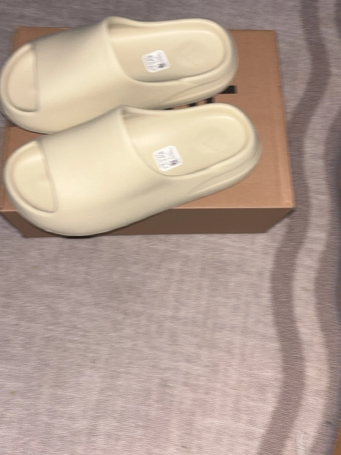 Beige Yeezy Slide tofflor