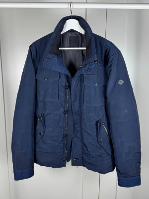 J.Lindeberg Jacka | L - Jacka från J.Lindeberg. Dragkedja trasig. Hör av er vid funderingar 🙌