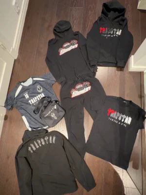 Trapstar bundle - Trapstar shooters set, trapstar hoodie, äkta trapstar windbraker, äkta trapstar axelväska, äkta trapstar limited editions t-shirt, trapstar t-shirt. Adda snap för nära bilder och videos