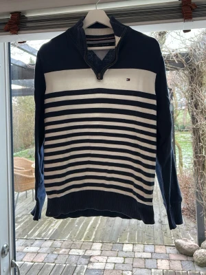Stickad tröja Tommy Hilfiger  - Säljer en randig tröja från Tommy Hilfiger. Tröjan är sparsamt använd och är i bra skick. Storleken är M men sitter mer som S. Hör av er vid eventuella frågor.
