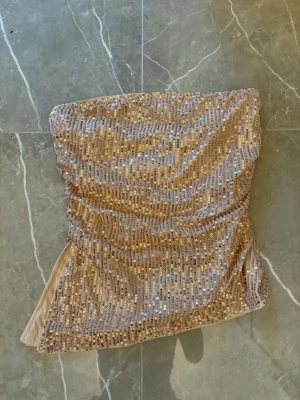 Festtopp med guldpaljetter  - Super fin fest topp i guldglittriga paljetter. Säljer då jag tröttnat på den.