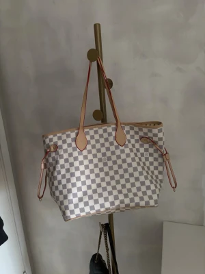 Vit väska  - Vit väska, behöver sys inuti därav billiga priset, skriv för fler bilder  🤍  • Instagram: Ginise > TikTok: Ginise •  