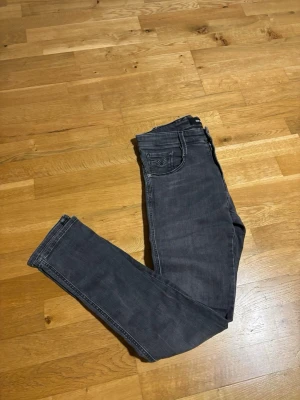 Replay Anbass jeans - Ett par Riktigt snygga Replay jeans i mörkgrå färg. Byxorna är i näst intill nytt skick!🙌  Modell: Anbass!  Size: W29 . 🔹 Hör av dig vid frågor eller funderingar🙌