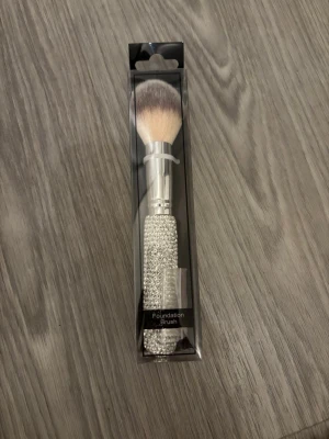 Foundation borste  - Aldidg använd Inte öppnad  Till foundation  Fick i julklappsspelet så vet ej märke