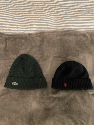 Raulph lauren Lacoste Mössor - Två extremt fina mössor ifrån Lacoste och Raulph lauren, de är i nyskick och aldrig använda(endast provade) nypris för båda tillsammans ligger på ca 1000-1500