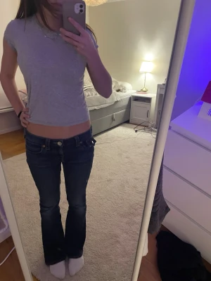 Ljusgrå babytee - Jättesöt grå baby tee, perfekt till ett par jeans för en effortless snygg look, skriv gärna om ni har några frågor💝💝