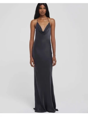 Mörkgrå långklänning med öppen rygg - Intressekoll på denna UNDERBARA balklänning jag hade på min studentbal förra året från Rat&Boa! Endast använd 1 gång! Mörkblå (den ser mer grå ut på dessa bilder än i verkligheten) i och med en tillsydd spetskant längst ner! Nypris 4000kr med frakt och allt inkluderat. Skriv för egna bilder och/eller kom med bud💕