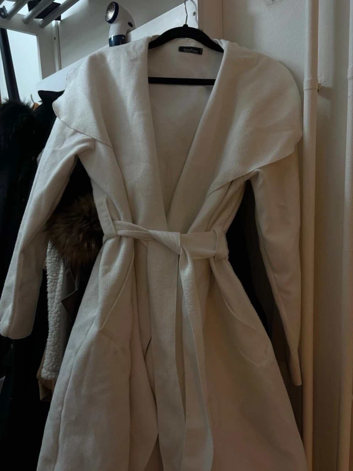 Vit kappa från Boohoo med bälte - 1