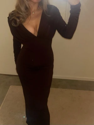 Mörkbrun långklänning - Lång mörkbrun klänning med otrolig passform! Den är också öppen i ryggen. Har endast använt en gång och säljer då jag tyvärr inte kommer få användning av den igen. Kan skicka mer bilder om det behövs 🩷
