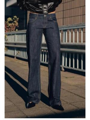 Mörkblå lite baggy jeans - Säljer ett par mörkblå jeans med lite baggy stil. De är lite för små för mig därför ser de inte så baggy ut. Andvända innan därav priset🤗