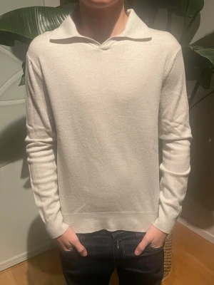 These glory days merino sweater - Jag säljer denna merino sweater eftersom den är lite för liten på mig, jag bär xs men den funkar för xs och mindre, den är beige vit aktig och jätteskön, vid frågor kontakta gärna mig