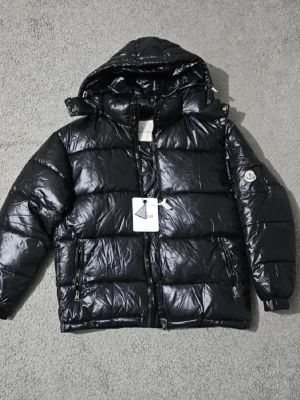 Moncles puffer maya - Säljer min moncler puffer då den inte längre passar mig.