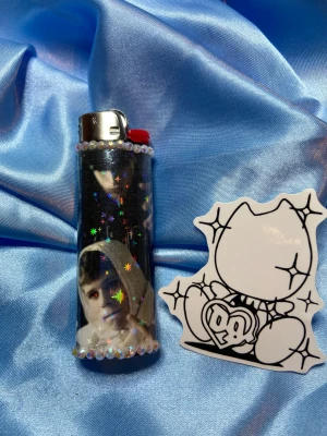 BLADEE & LEAN - OG - lighter - ⭐️1st Refillable BIC MAXI LIGHTER med wrap & rhinestones + drain sticker ⭐️ ✨OBS: under lighter drop 13/12 kommer endast de lighters som har foto och eller sticker med sig i bilden inkludera det, de lighters som ej har något mer i bilden kommer utan något extra!✨🤍 FREEBIES (godis & random stickers) ingår alltid i alla paket 🤍