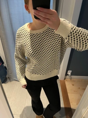 Stickad tröja  - En snygg stickad tröja ifrån hm som tyvärr inte längre kommer till användning 