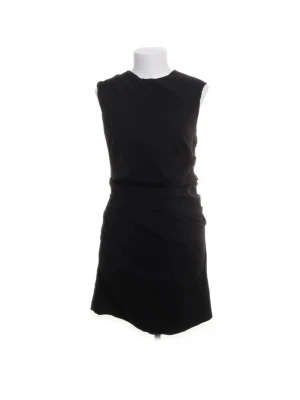 Kort klänning - En kort svart ärmlös klänning med figurnära passform och öppen rygg.