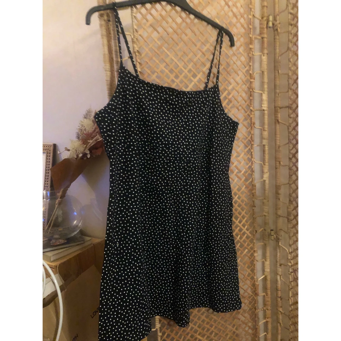 Svart prickig kortklänning Divided