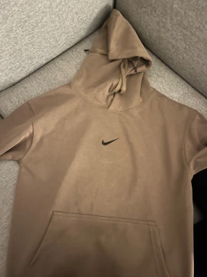 Nike hoodie - Jättebra skick. Har knappt använt den. Jag säljer den för den e för små för mig