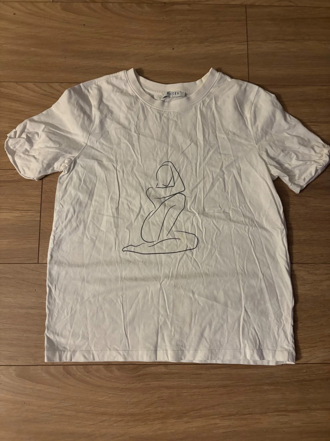 Vit t-shirt med tryck från Pieces