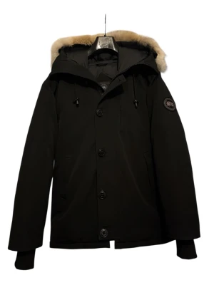 Canada Goose black label (L) - Svart dunjacka från Canada Goose med fluffig beige päls på huvan, snygga knappar och dragkedja framtill. Jackan har lång ärm, patch på armen och en clean, klassisk look som funkar när det är kallt ute. Perfekt för dig som vill ha både stil och värme. Jackan är det storlek L och har använts en vinter Allt är fläckfritt på jackan förutom dragkedjan den kan vara lite trög ibland Och därför säljs den till ett mycket bra pris. för fler frågor eller bilder gällande jackan är det bara att höra av dig.