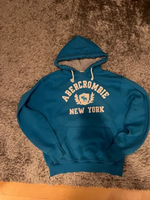 Abercrombie hoodie - Storlek L men passar M