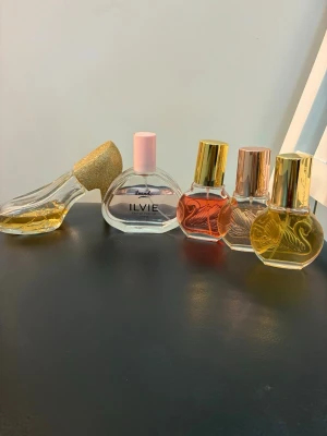 Fem unika parfymer, mixade flaskor - Fem snygga parfymer i olika flaskor, inklusive en Ilvande ILVIE Eau de Parfum och tre flaskor med guldlock och svanmotiv. 99kr styck. Pris går att diskutera. 
